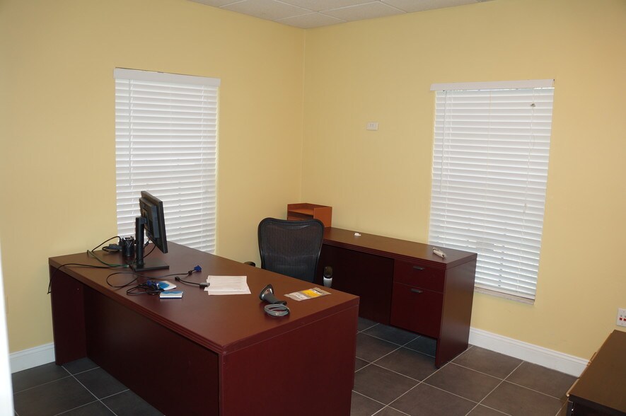 More Photos Of 205 Montgomery Ave, Sarasota Office For Sale
