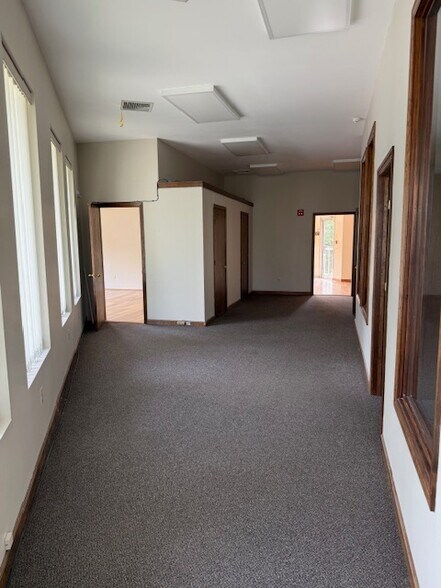 More Photos Of 21 Mohawk Trl, Greenfield Unknown For Lease