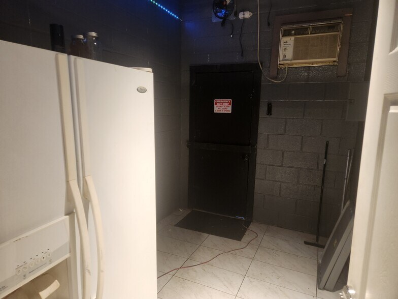 More Photos Of 104 E 38th St, Odessa Storefront For Lease