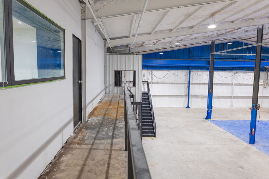 More Photos Of 6160 Mineral Wells Hwy, Weatherford Warehouse For Lease