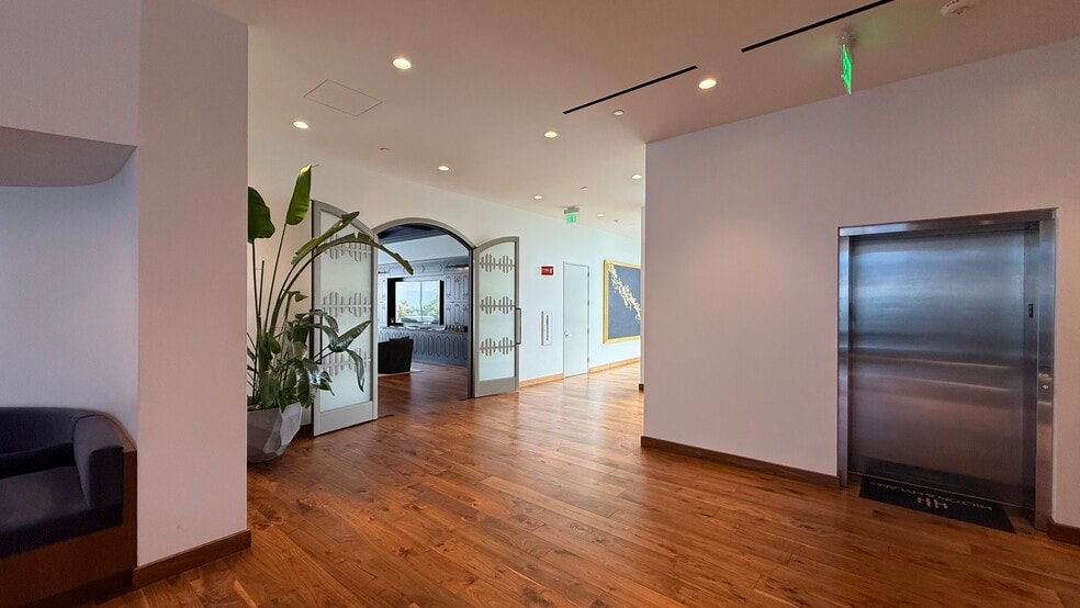 More Photos Of 243 N Canon Dr, Beverly Hills Office For Lease