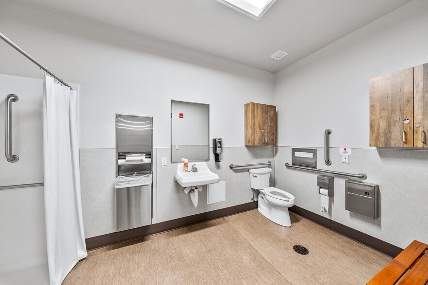 More Photos Of 2166 NW Vine St, Grants Pass Medical For Sale