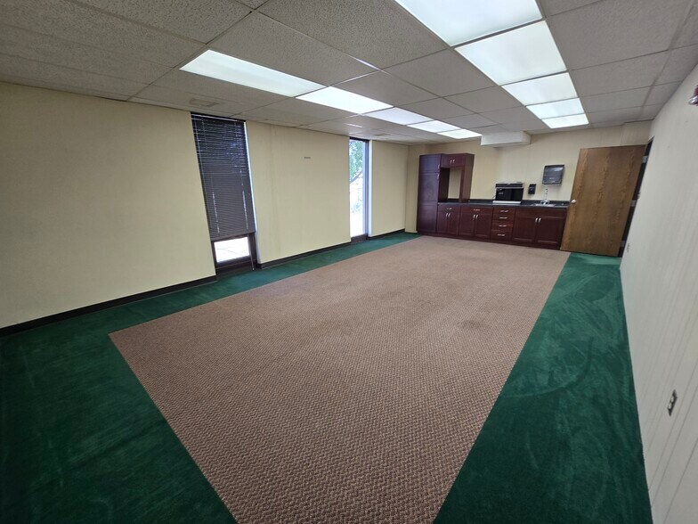 More Photos Of 1600 E Benson Rd, Sioux Falls Office For Sale