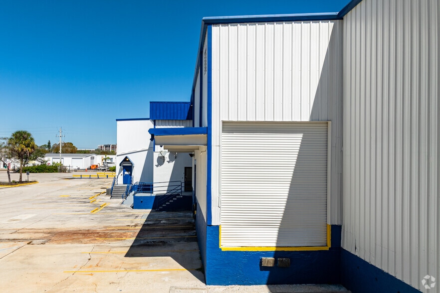 More Photos Of 4206 Mercantile Ave, Naples Distribution For Lease