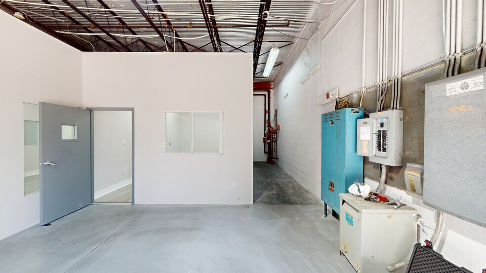 More Photos Of 8007-8115 NW 74th Ave, Miami Warehouse For Lease
