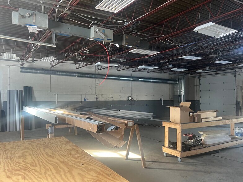 More Photos Of 2211 E 44th St, Indianapolis Flex For Lease