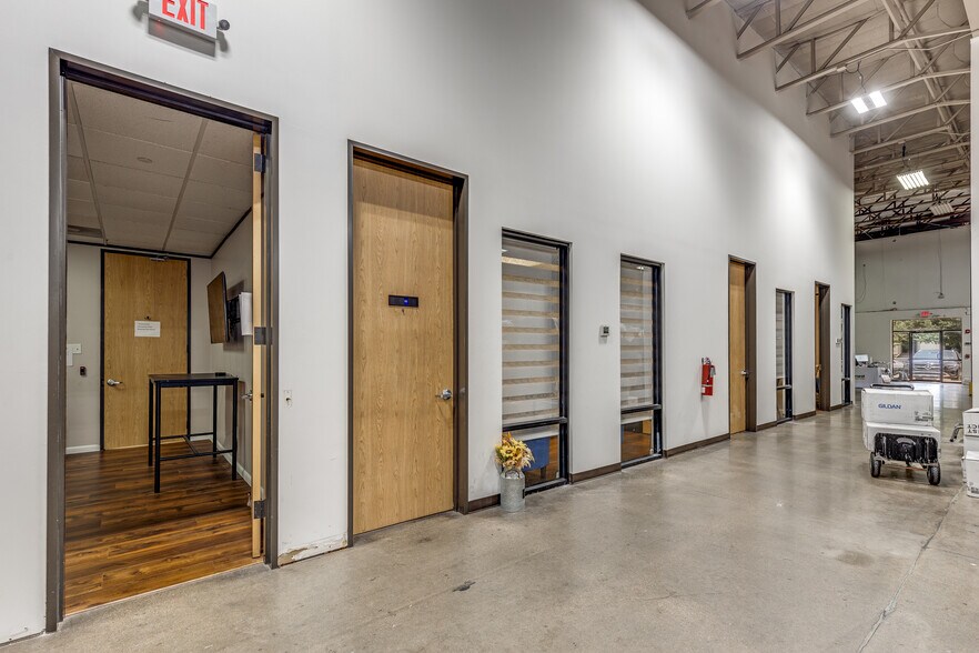 More Photos Of 4323 Greenbriar Dr, Stafford Showroom For Sale