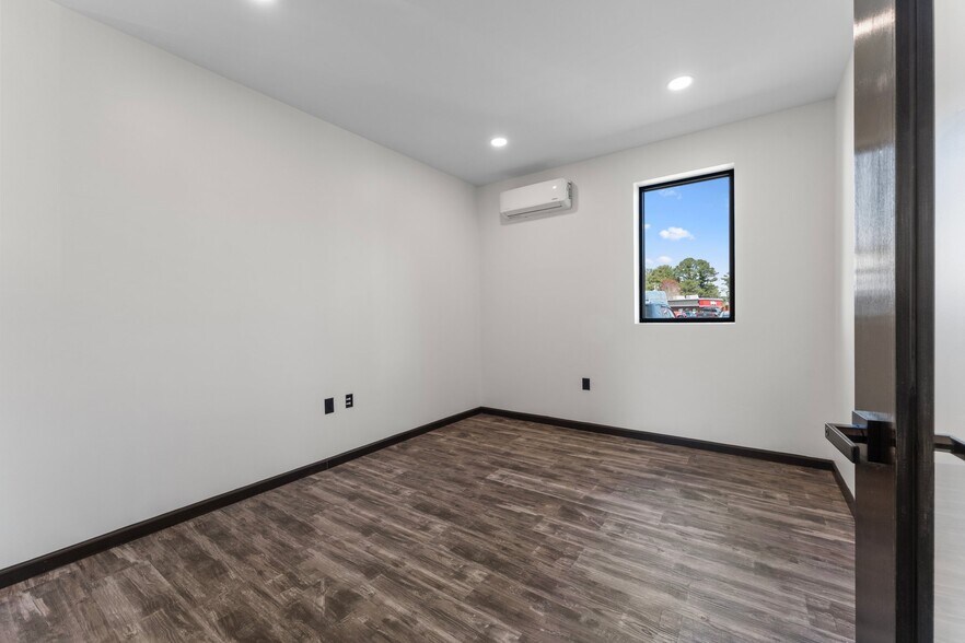 More Photos Of 2988 George Washington Memorial Hwy, Hayes Office For Sale