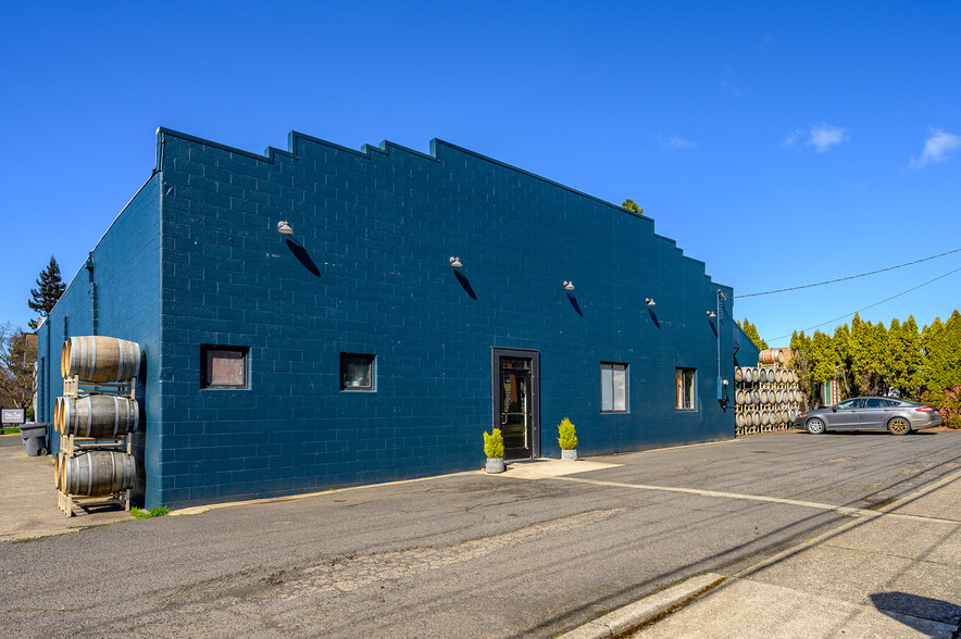 Primary Photo Of 475 NE 17th St, Mcminnville Storefront For Sale