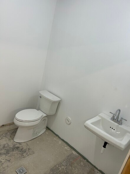 More Photos Of 123 E 43rd St, Chicago Restaurant For Lease