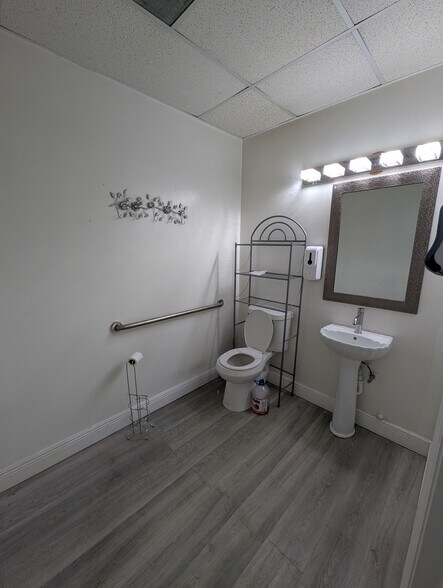 More Photos Of 12975 W Okeechobee Rd, Hialeah General Retail For Lease