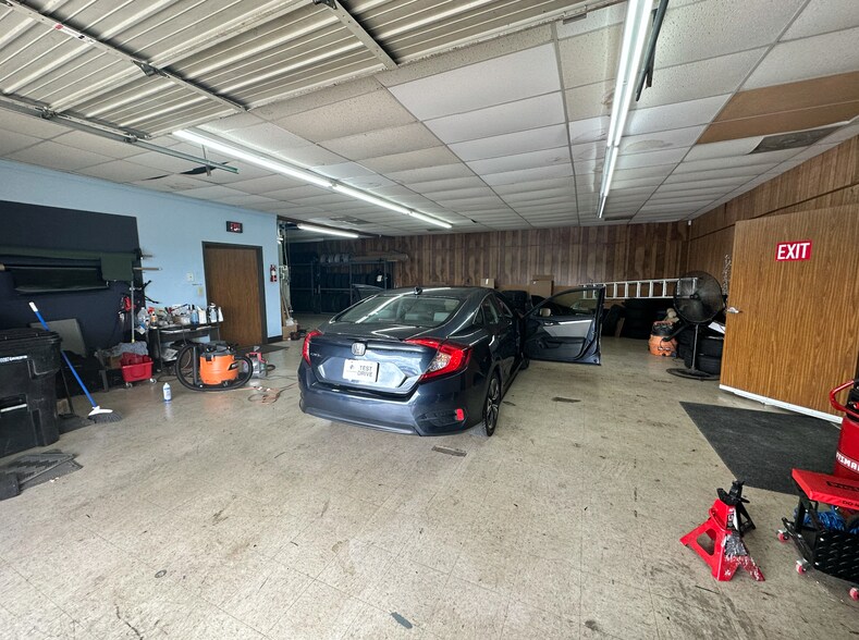 More Photos Of 617 S James Campbell Blvd, Columbia Auto Dealership For Lease