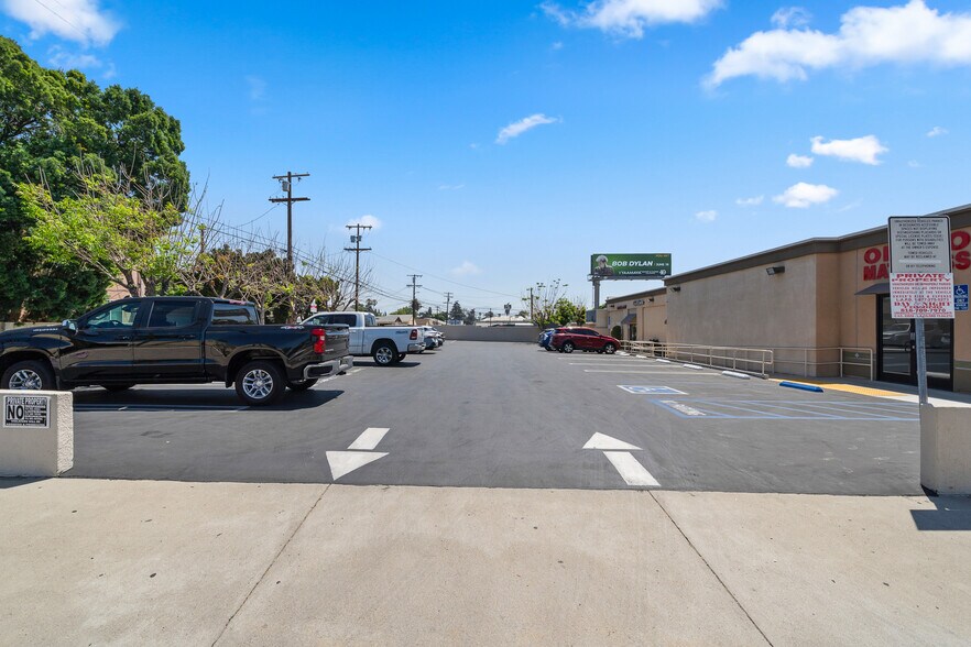 More Photos Of 17851 Chatsworth St, Granada Hills Freestanding For Sale