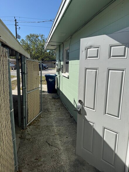 More Photos Of 3111 26th St W, Bradenton Flex For Sale