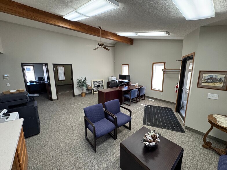 More Photos Of 5437 212th St W, Farmington Office For Lease