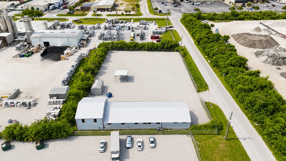 More Photos Of 2646 Lasso Ln, Lakeland Warehouse For Lease
