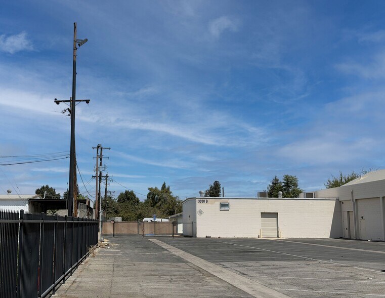 More Photos Of 3030 Brundage Ln, Bakersfield Supermarket For Lease
