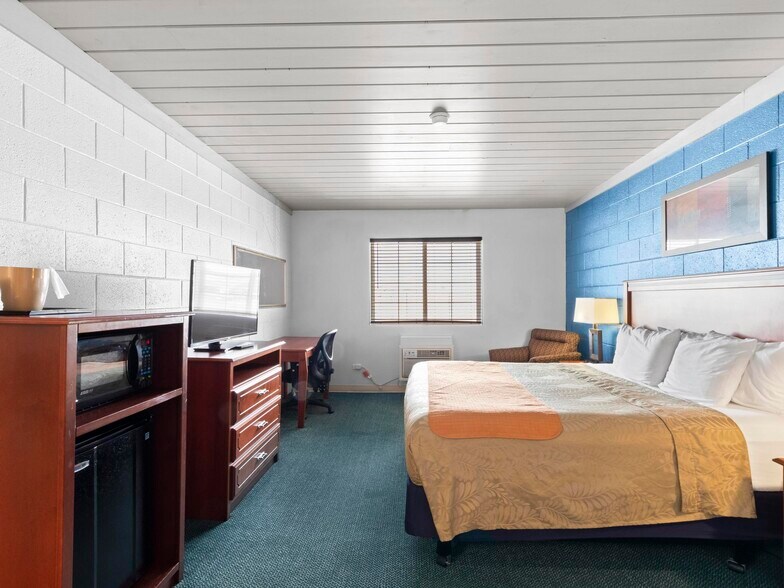 More Photos Of 1904 E Cedar St, Rawlins Hotel For Sale