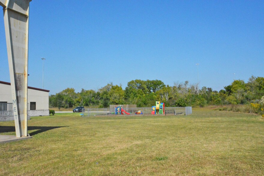 More Photos Of 8955 South Fwy, Houston Schools For Lease