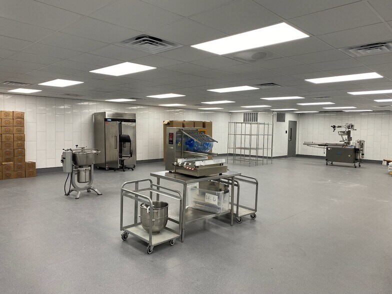 More Photos Of 117-119 Austin St, Garland Warehouse For Sale