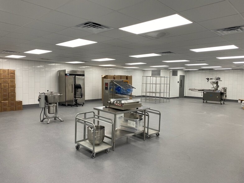 More Photos Of 117 Austin St, Garland Warehouse For Sale