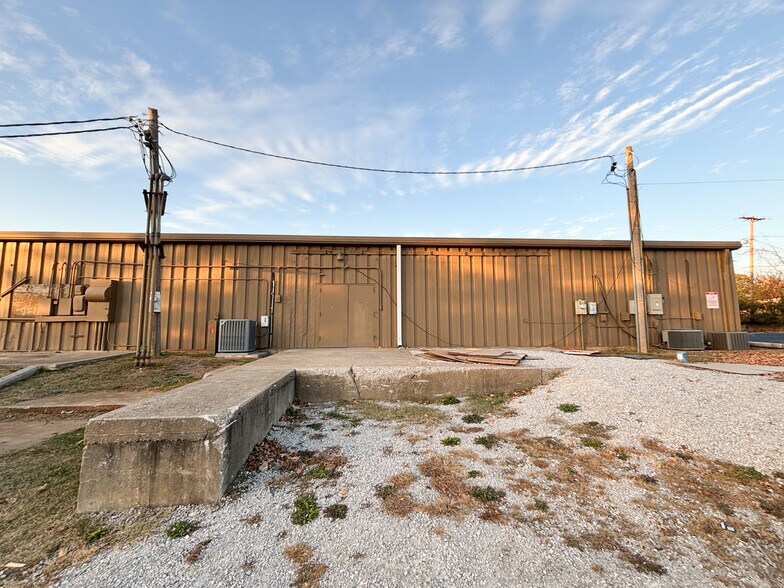 More Photos Of 304 E Jackson St, Willard Unknown For Lease