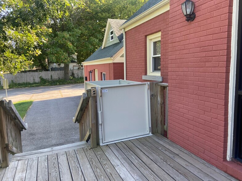 More Photos Of 1484 E Saint Louis St, Springfield Office For Sale