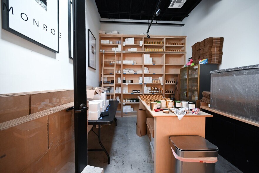 More Photos Of 1919 N Main St, Houston Storefront Retail Office For Lease