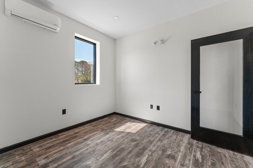 More Photos Of 2988 George Washington Memorial Hwy, Hayes Office For Sale