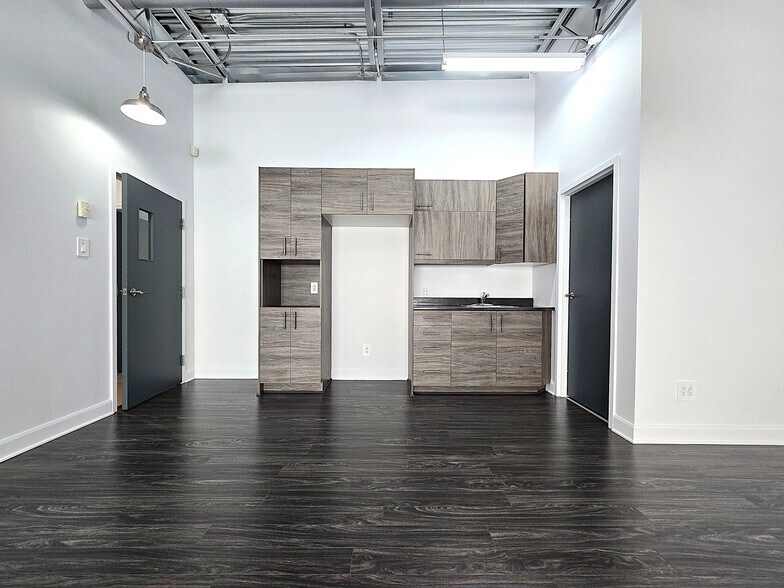More Photos Of 557-577 Boul du Curé-Boivin, Boisbriand Warehouse For Sale