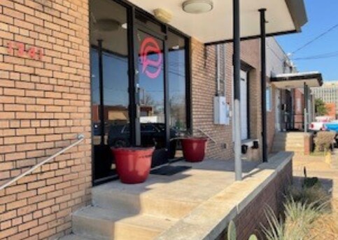 More Photos Of 1341 Conant St, Dallas Showroom For Lease