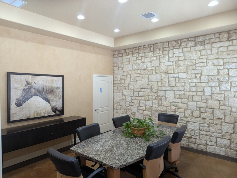 More Photos Of 1911 Corporate Dr, San Marcos Office For Lease