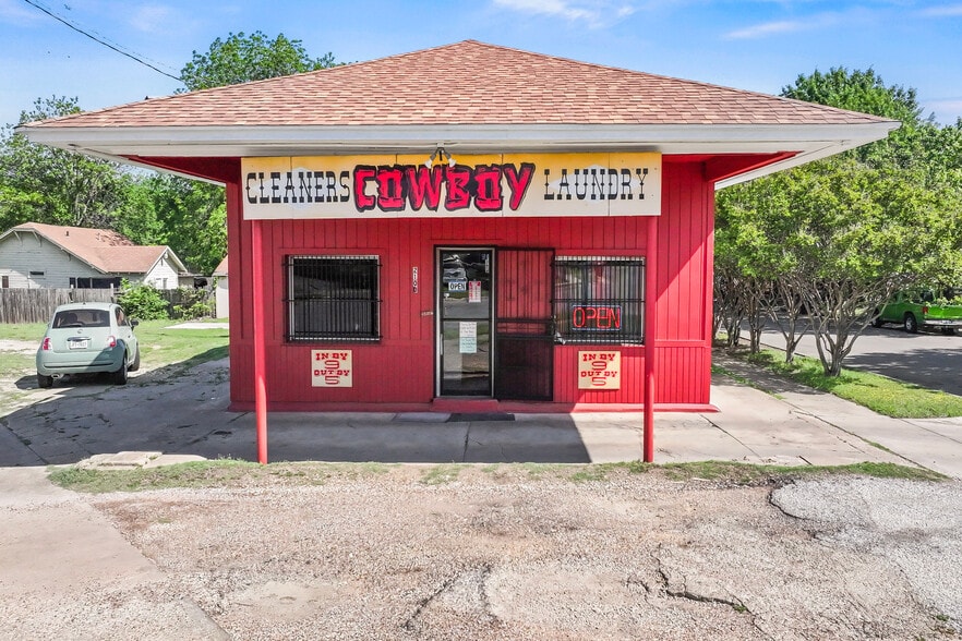 More Photos Of 2100 Azle Ave, Fort Worth Storefront For Sale