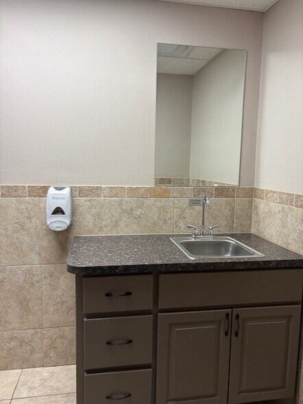 More Photos Of 1025 SW 4th St, Moore Medical For Lease