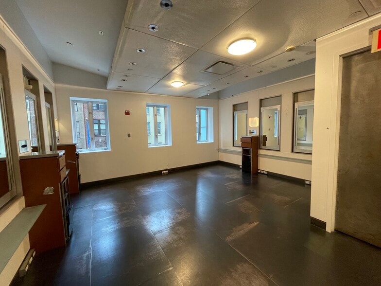 More Photos Of 108 E 60th St, New York Storefront Retail Office For Sale