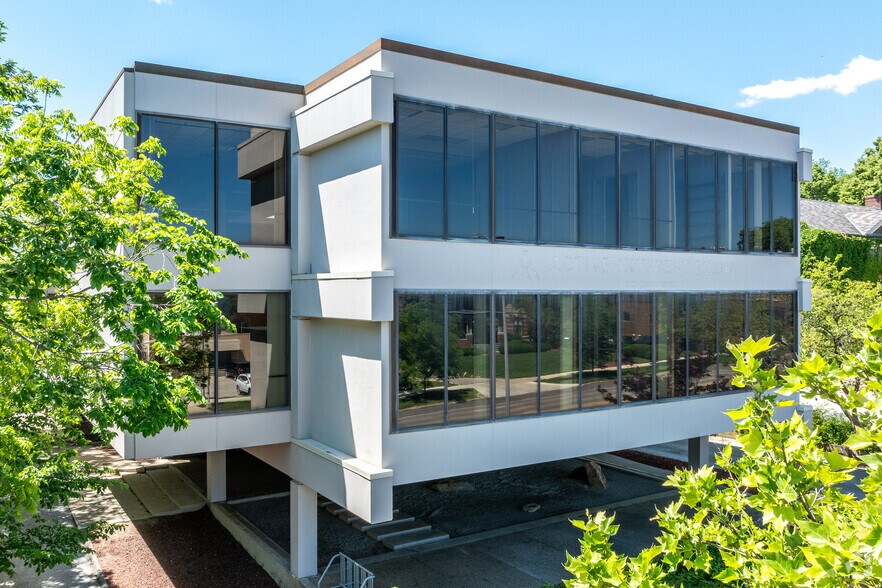 More Photos Of 2150 Grand Ave, Des Moines Office For Lease