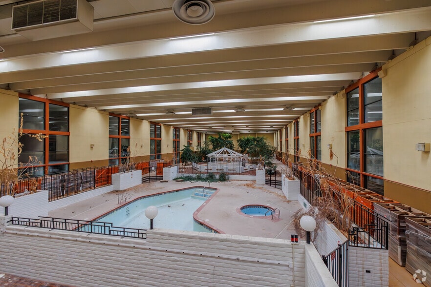 More Photos Of 700 Scott Ave, Farmington Hotel For Sale