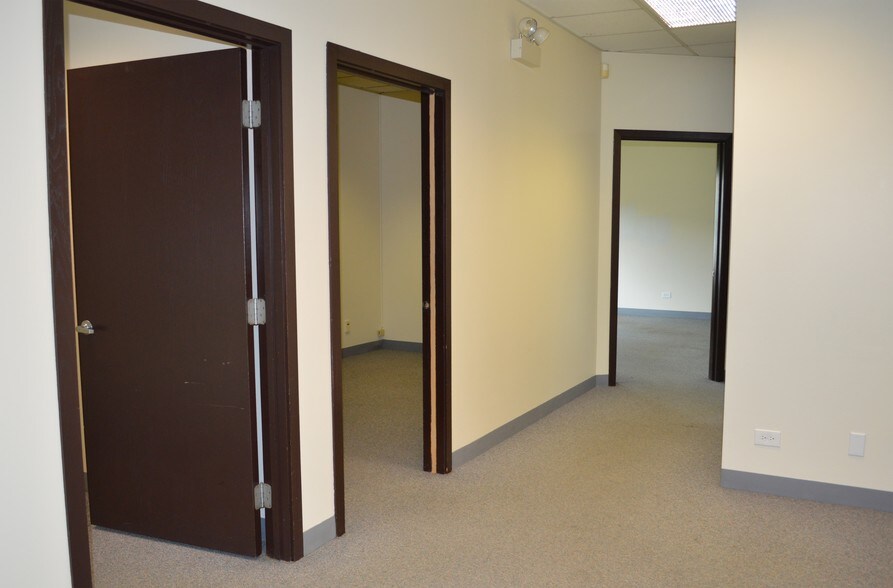 More Photos Of 915 N Plum Grove Rd, Schaumburg Office For Sale