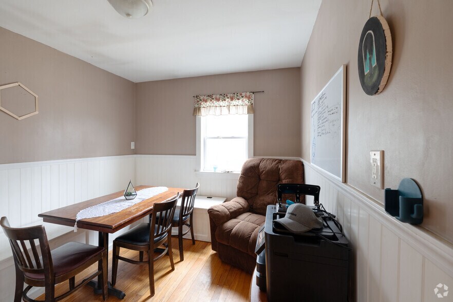 More Photos Of 13 Park Ave, Hadley Restaurant For Sale