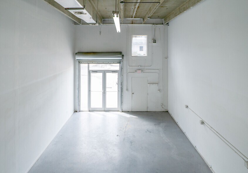 More Photos Of 248 NE 59th St, Miami Warehouse For Lease