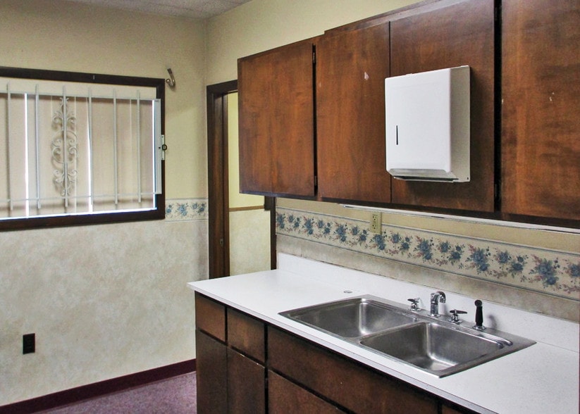 More Photos Of 18940 Schoolcraft, Detroit Medical For Sale