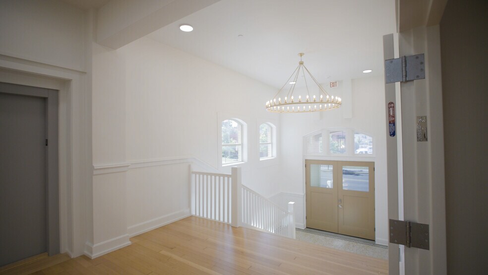 More Photos Of 550 N 1st St, Woodburn Office For Sale