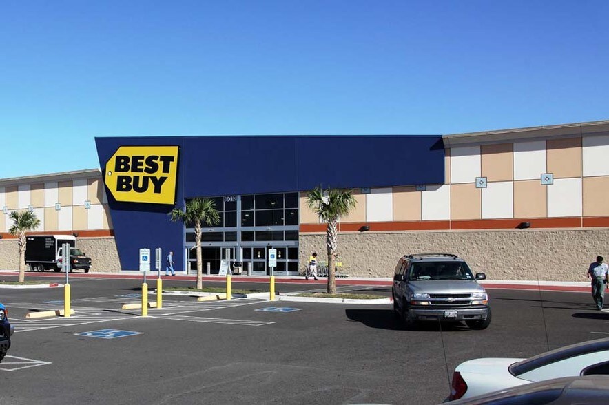 More Photos Of 8012 N 10th St, McAllen Storefront For Sale