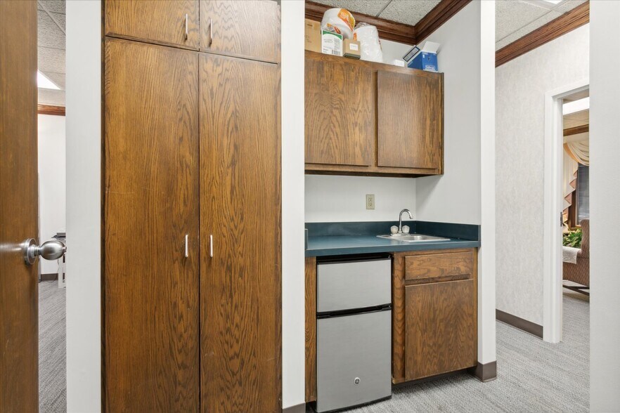More Photos Of 732 Thimble Shoals Blvd, Newport News Office For Sale