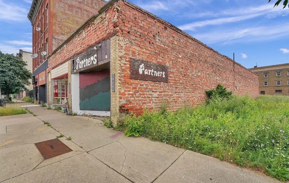 More Photos Of 2107 Main St, Niagara Falls Bar For Sale