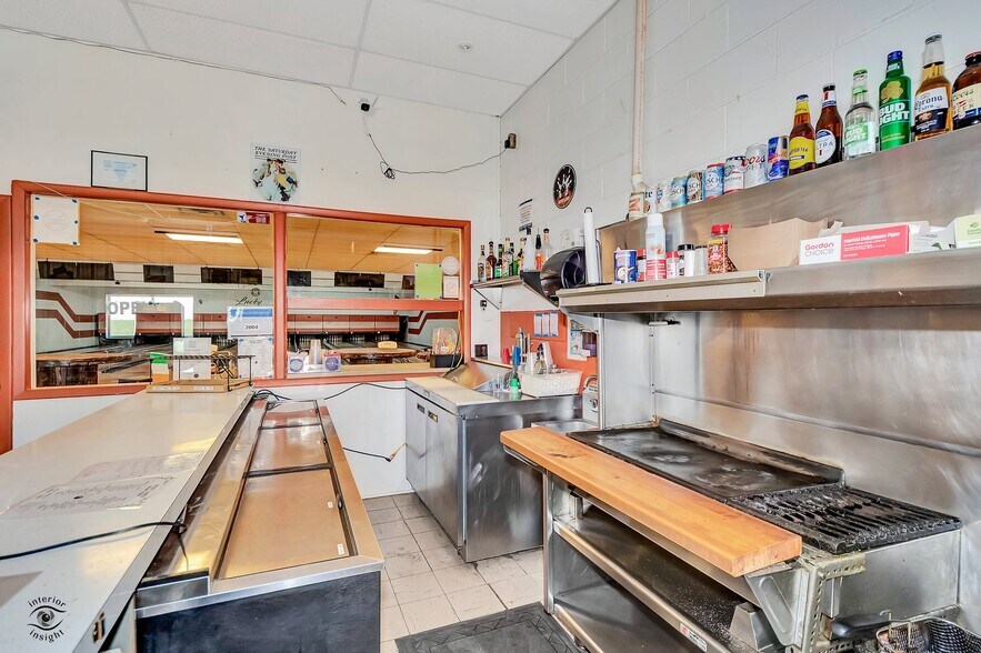 More Photos Of 405 NW Greely Ave, Iroquois Sports And Entertainment For Sale