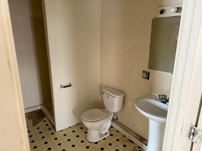 More Photos Of 107 W Main St, Coffeen Storefront Retail Residential For Sale