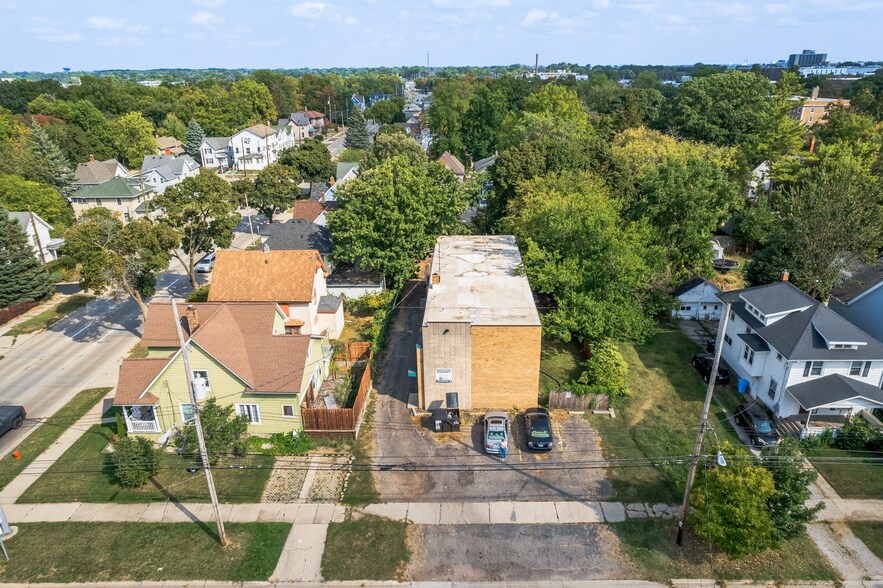 More Photos Of 826 N Walnut St, Lansing Apartments For Sale