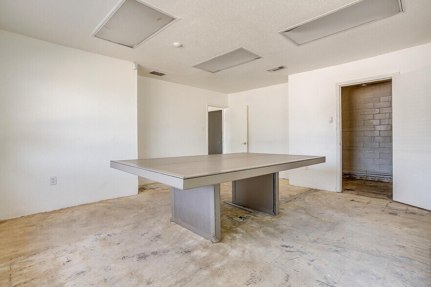 More Photos Of 117 Roberts Cut Off Rd, Fort Worth Warehouse For Sale