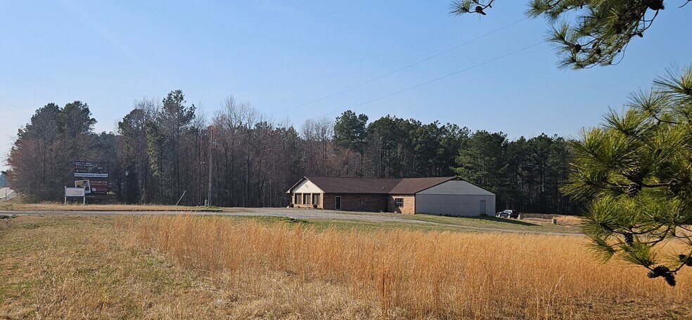 More Photos Of 302 W Colonial Trail Hwy, Blackstone Freestanding For Lease